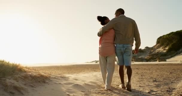 Пара Обіймаючись Гуляючи Пляжі Люблять Єднуються Відпустці Морі Назад Люди — стокове відео