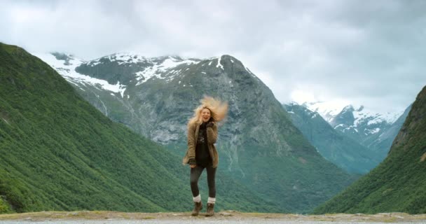 Nadšený Příroda Žena Horách Tančí Zelených Kopcích Venku Pro Svobodu — Stock video