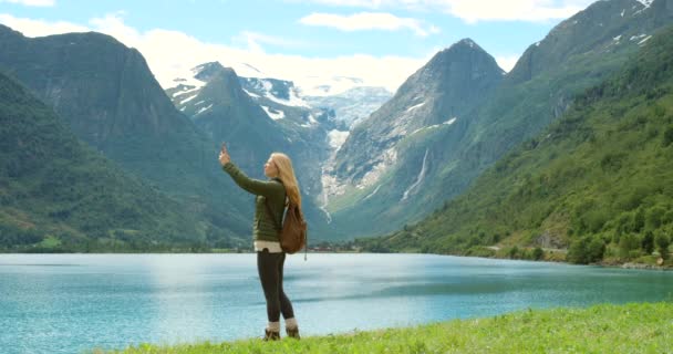 Mulher Lago Celular Para Fotos Montanha Norway Com Mochila Vista — Vídeo de Stock