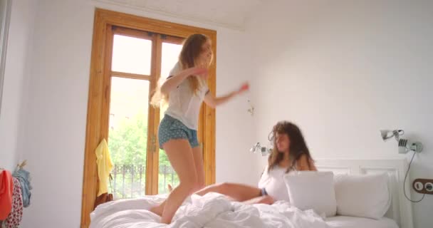 Vrienden Energie Dansen Tijdens Het Binden Bed Morgens Gekke Komedie — Stockvideo