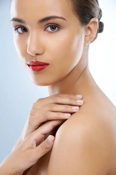Piękno Kosmetyka Portret Kobiety Studio Naturalnym Makijaż Rutyna Twarzy Czerwoną — Zdjęcie stockowe