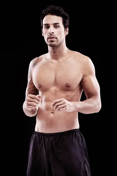ボクシングトレーニングやトレーニングの準備ができているスタジオで戦闘機を持つ男 肖像画 フィットネス ブラジルのボディ アスリート 男性ボクサー エクササイズ スポーツ ウェルネス バックグラウンド — ストック写真