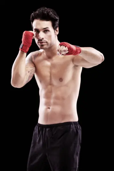 ボクシングトレーニングとトレーニングを備えたスタジオでボクサーとフィットネスで男 肖像画 ブラジル出身のボディ アスリート 男性戦闘機 エクササイズ スポーツ ウェルネス バックグラウンド — ストック写真