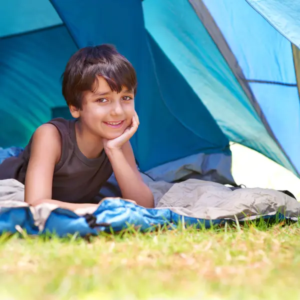 Menino Criança Camping Relaxar Tenda Férias Verão Com Viagens Feliz — Fotografia de Stock