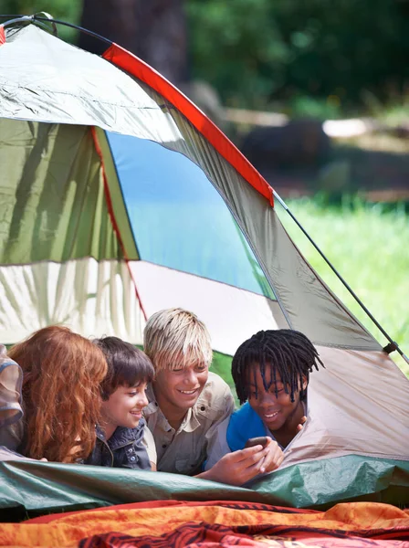 Друзья Кемпинг Счастливы Детей Палатке Отдыха Отдыха Связи Сотовым Телефоном — стоковое фото