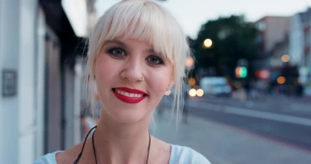 Hranatý Tvář Šťastná Žena Městě Úsměvem Sebevědomí Nebo Cool Styl — Stock video