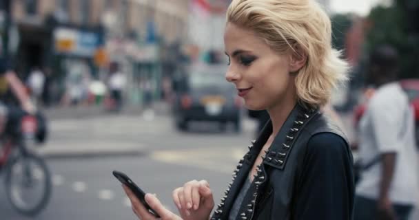 Mulher Rosto Moda Cidade Com Smartphone Conexão Feliz Texto Com — Vídeo de Stock