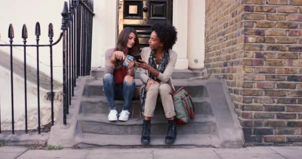 Kvinnor Vänner Och Mobiltelefon För Konversation Utomhus Eller Internet Anslutning — Stockvideo