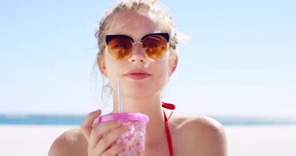 Mulher Beber Suco Relaxar Praia Para Paz Calma Sede Hidratação — Vídeo de Stock