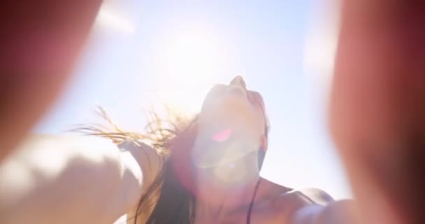Femme Souriant Riant Selfie Plage Influenceur Voyage Pov Direct Femme — Video