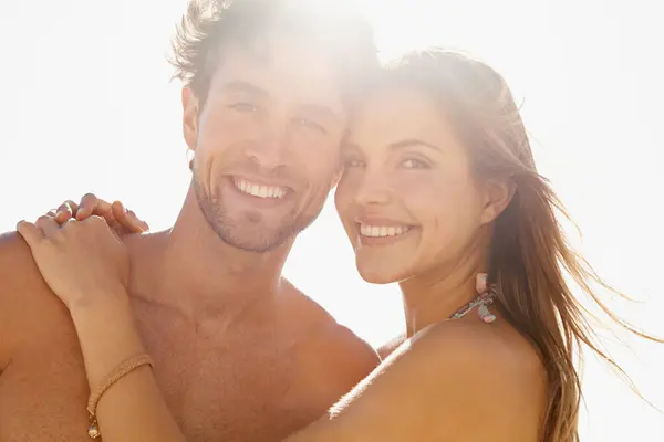 Pareja Sonrisa Retrato Vacaciones Con Abrazo Amor Cuidado Juntos Bajo —  Fotos de Stock