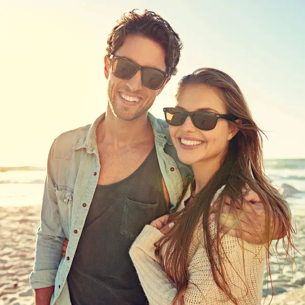 Casal Oceano Óculos Sol Com Abraço Sorriso Cuidado Para Moda — Fotografia de Stock