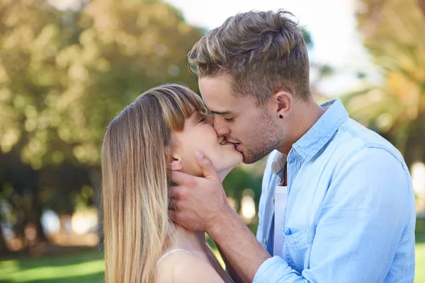 Ζευγάρι Φιλί Στο Πάρκο Και Αγάπη Εξωτερική Για Υγιή Σχέση — Φωτογραφία Αρχείου