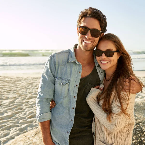 Pareja Playa Gafas Sol Con Abrazo Felices Cuidadas Con Moda —  Fotos de Stock