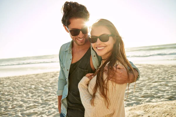 Casal Mar Óculos Sol Com Abraço Feliz Cuidado Para Moda — Fotografia de Stock