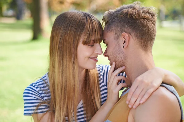 カナダのナチュラルガーデンでロマンチックなデートのための愛情 笑顔を持つ夫婦の幸せ 公園と顔 リラックス男性 またはソウルメイトと甘い瞬間に結びつく人々 — ストック写真