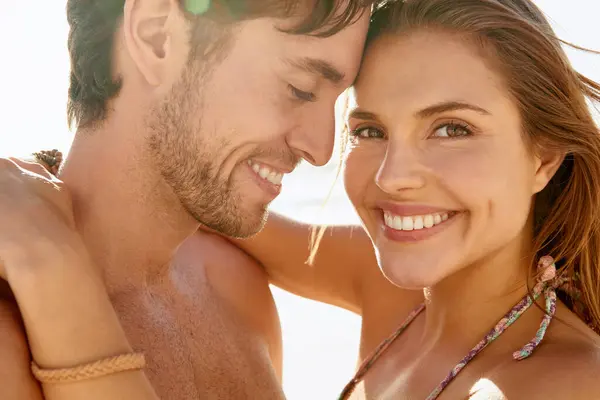 Plage Câlin Portrait Couple Heureux Une Femme Personnes Pour Des — Photo