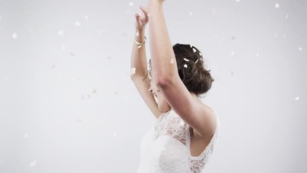 Szczęśliwa Panna Młoda Taniec Lub Uroczystość Studio Confetti Suknia Ślubna — Wideo stockowe