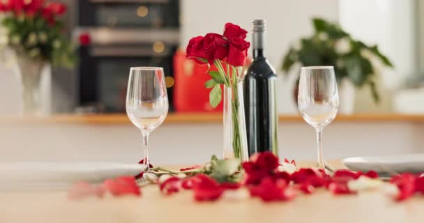 情人节庆祝爱情 结婚纪念日或豪华蜜月的酒 杯子和浪漫 家庭餐桌上的鲜花 晚餐和典雅的约会 以备不时之需 — 图库视频影像