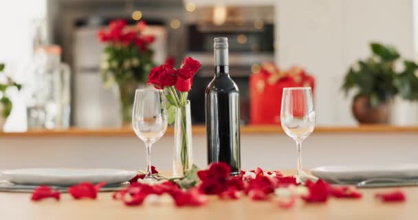 バレンタインデーのワイン ロマンスは 記念日 ハネムーンを祝うためにまだ生きています イベント マイルストーン または機会のための家のダイニングルームでガラス 夕食とエレガントな日付 — ストック動画