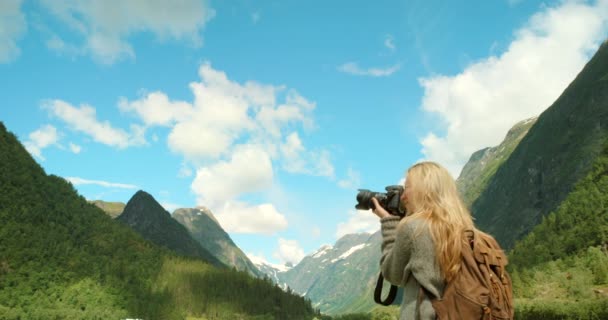 游客和相机的图片 高山和诺威与背包和摄影 日光浴和外出旅游的技术 探险和观光 — 图库视频影像