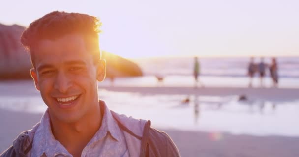 Человек Лицо Счастлив Пляже Заката Песка Отдыха Летний Отдых Смешной — стоковое видео