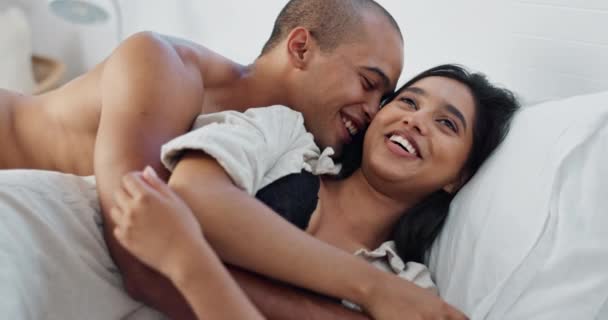 Mutlu Çift Yatakta Kucaklaşın Evde Sevgi Romantizm Ile Ilişki Gülümseme — Stok video