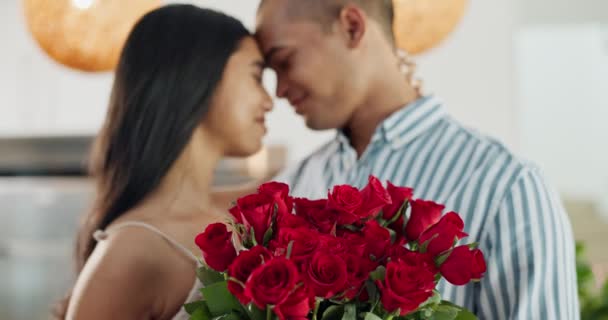 Pareja Flores Beso Para Celebración Del Aniversario Matrimonio Lealtad Compromiso — Vídeo de stock