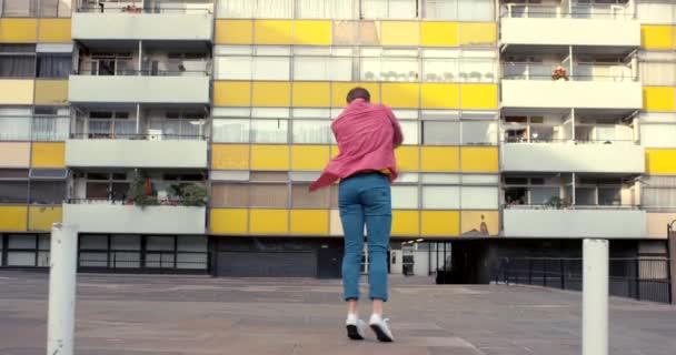 Счастливый Человек Танцующий Городе Воодушевленный Весельем Экспрессией Свободой Свежем Воздухе — стоковое видео