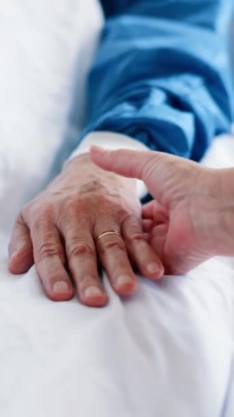 Ziekenhuis Patiënt Hand Hand Close Met Zorg Ondersteuning Empathie Gezondheidszorg — Stockvideo
