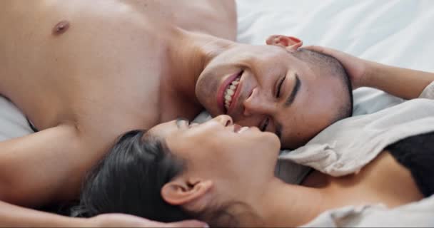 Glada Par Som Pratar Sängen Med Kärlek Samtal Och Romantik — Stockvideo