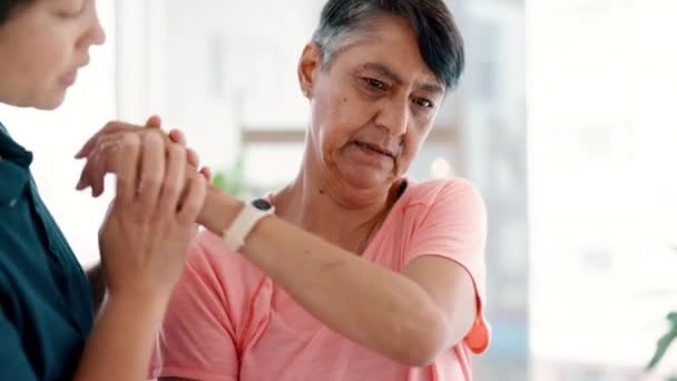 Физиотерапия Растяжение Руки Взрослая Женщина Упражнения Здоровье Здоровье Физиотерапия Помощь — стоковое видео