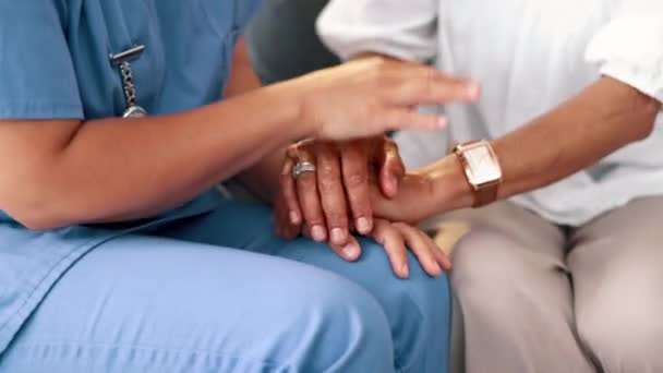 Vertrouwen Ondersteuning Close Van Verpleegkundige Hand Hand Met Patiënt Voor — Stockvideo