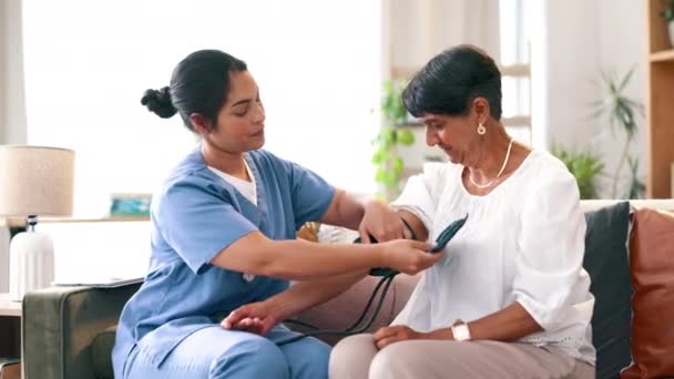 Senior Pielęgniarka Lub Kobieta Testem Ciśnienia Krwi Szpitalu Dla Zdrowia — Wideo stockowe