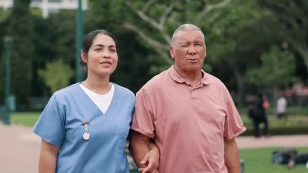 Apoio Natureza Enfermeira Caminhando Com Homem Idoso Jardim Parque Para — Vídeo de Stock