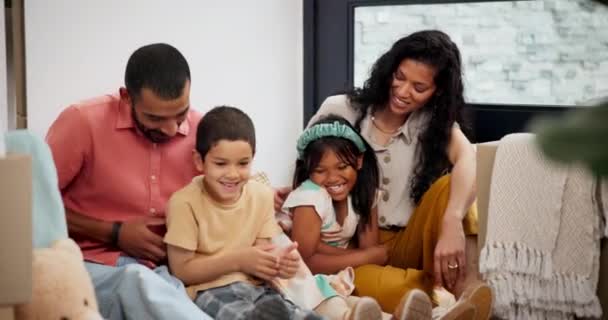 Família Feliz Movendo Jogar Nova Casa Propriedade Animado Imóveis Com — Vídeo de Stock