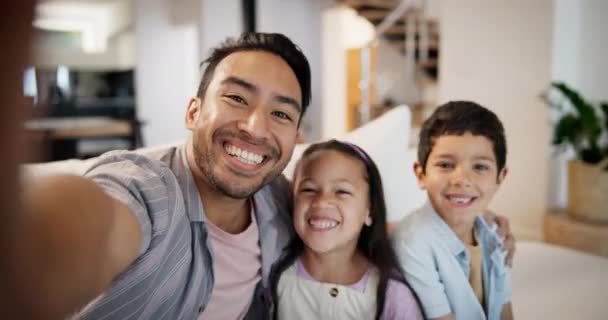 Szczęśliwa Rodzina Twarz Lub Ojciec Selfie Dziećmi Salonie Lub Domu — Wideo stockowe