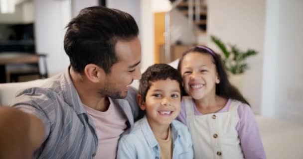 Szczęśliwa Rodzina Rodzeństwo Lub Ojciec Selfie Dziećmi Salonie Relaks Mediach — Wideo stockowe