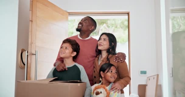 Mudanza Familiar Nuevo Hogar Niños Con Padres Felices Por Hipoteca — Vídeos de Stock
