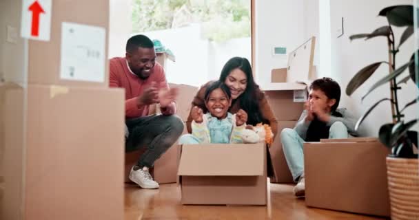 Kotak Pasangan Dan Anak Anak Dengan Bermain Real Estate Untuk — Stok Video