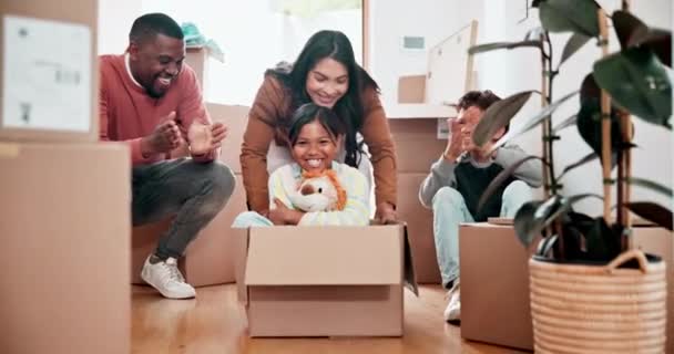 Box Familie Und Kinder Beim Spielen Einem Neuen Haus Für — Stockvideo