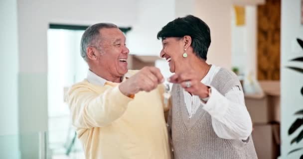 Senior Paar Und Glücklich Mit Schlüsseln Für Immobilien Mit Hypothek — Stockvideo