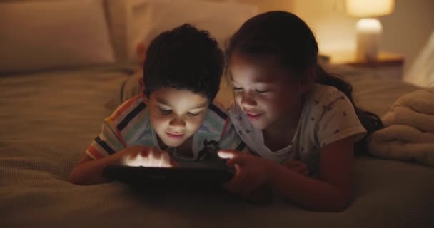 침대에 태블릿 타이핑 집에서 게임에 디지털 결합을 터치스크린 스크롤 스트리밍 — 비디오