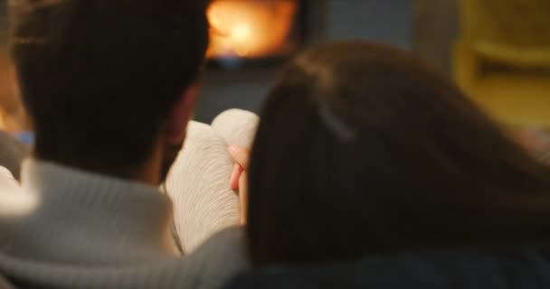 Casal Mãos Dadas Abraçar Lareira Relaxar Sala Estar Inverno Ligação — Vídeo de Stock