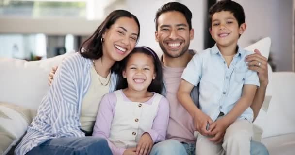 Glückliche Familie Gesicht Oder Mutter Mit Vater Oder Kindern Auf — Stockvideo