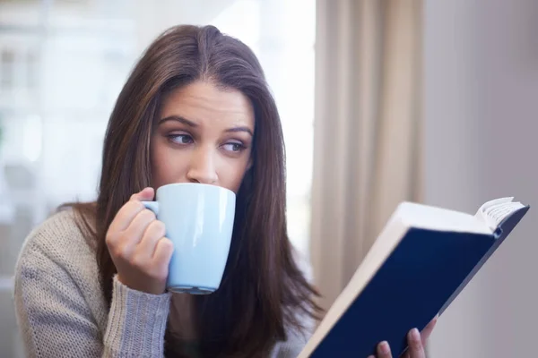 Kadın Evde Kahve Içiyor Bilgi Için Kitap Okuyor Rahatlamak Için — Stok fotoğraf