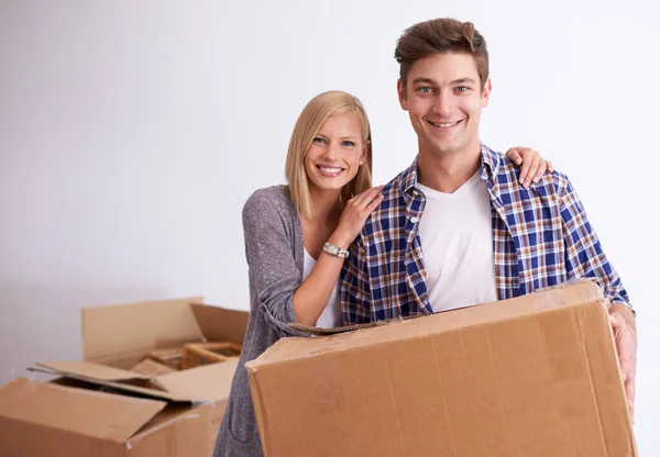 Paar Verhuizend Nieuw Huis Met Doos Voor Verpakking Blij Met — Stockfoto