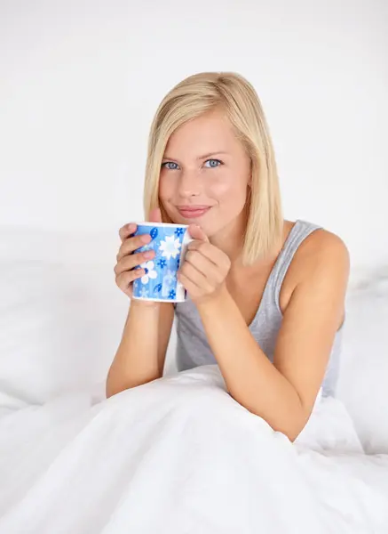 Sabah Evde Mutluluk Sağlıktan Arınmak Için Yatakta Kadın Portresi Çayı — Stok fotoğraf