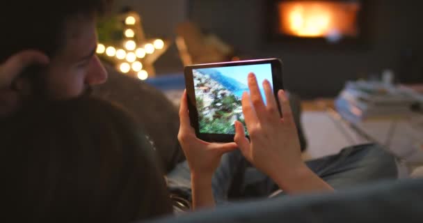 Eller Tablet Fotoğraf Hatıra Bir Çift Geceden Kalma Oturma Odasındaki — Stok video