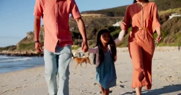 Ouders Kind Hand Hand Schommel Samen Het Strand Zomer Vakantie — Stockvideo